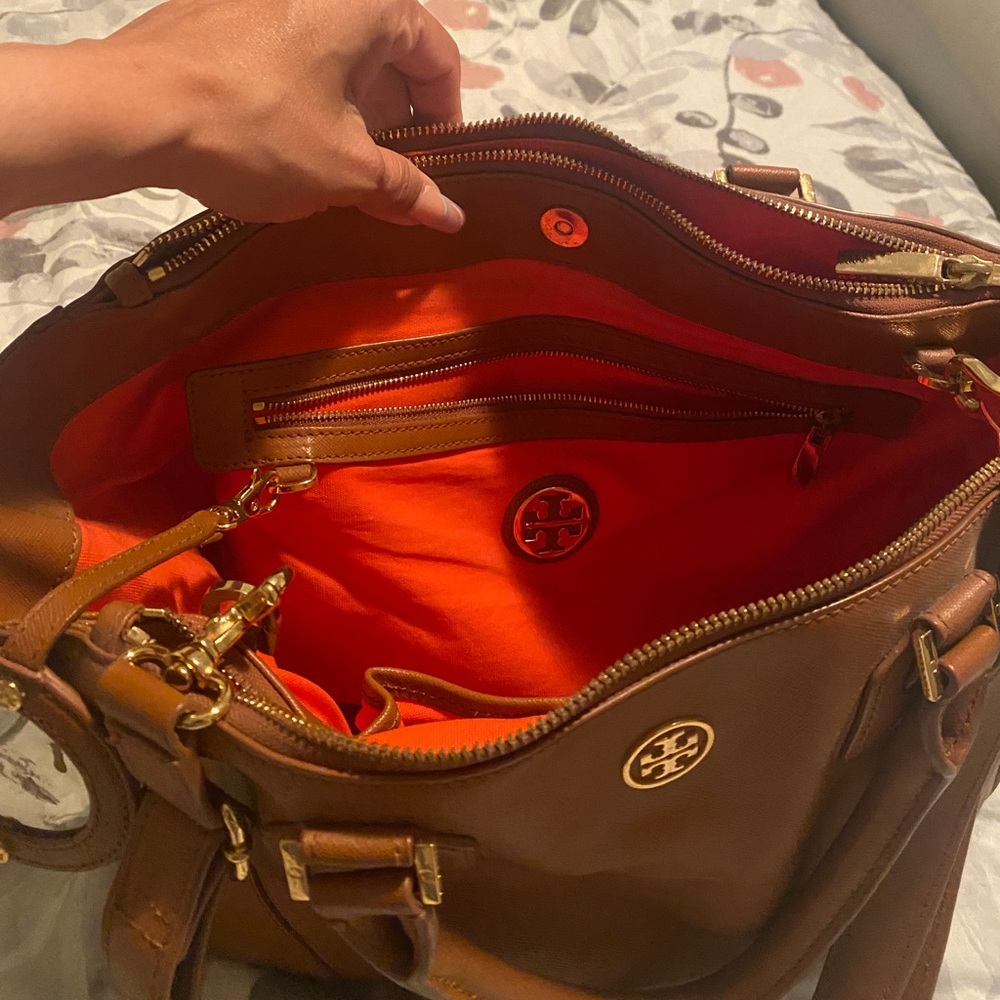 I’m selling my slightly used Tory Burch Large Tote